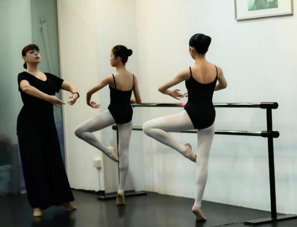 Adults Ballet Class: Build Confidence and Grace