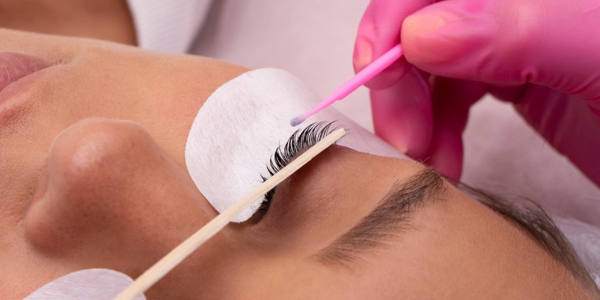 Which Material is Used in Eyelash Extensions?