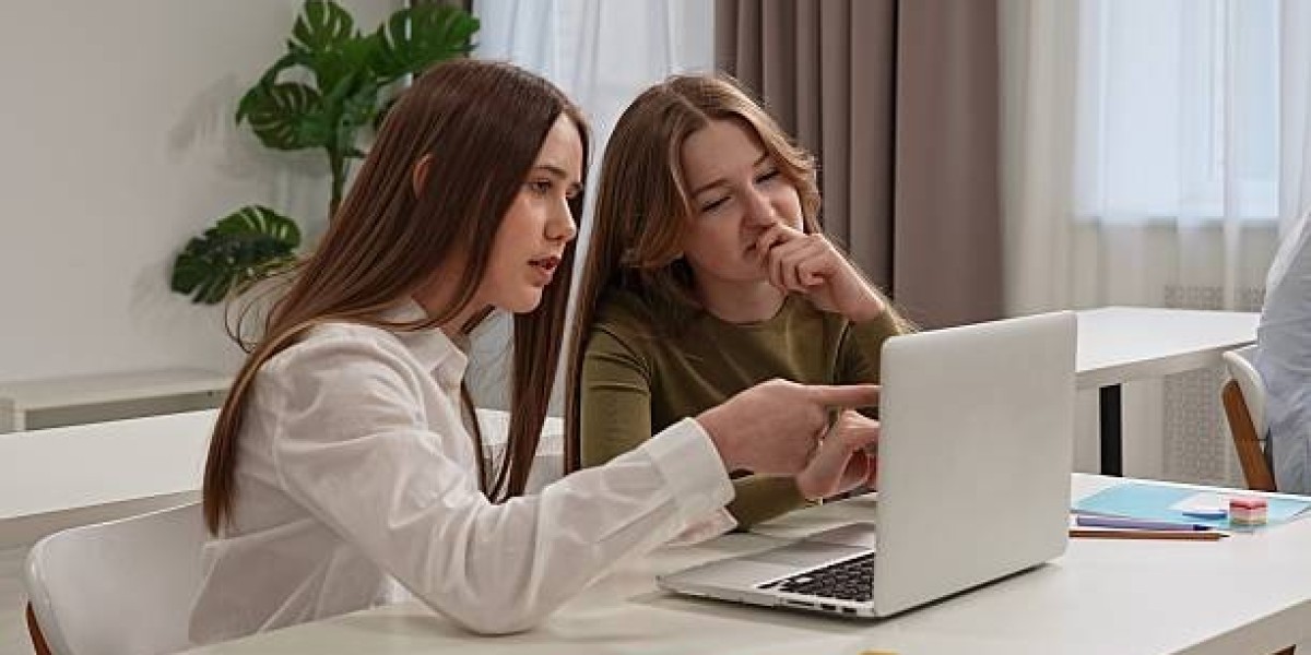 How Online Tutoring is Transforming Education for UK Students